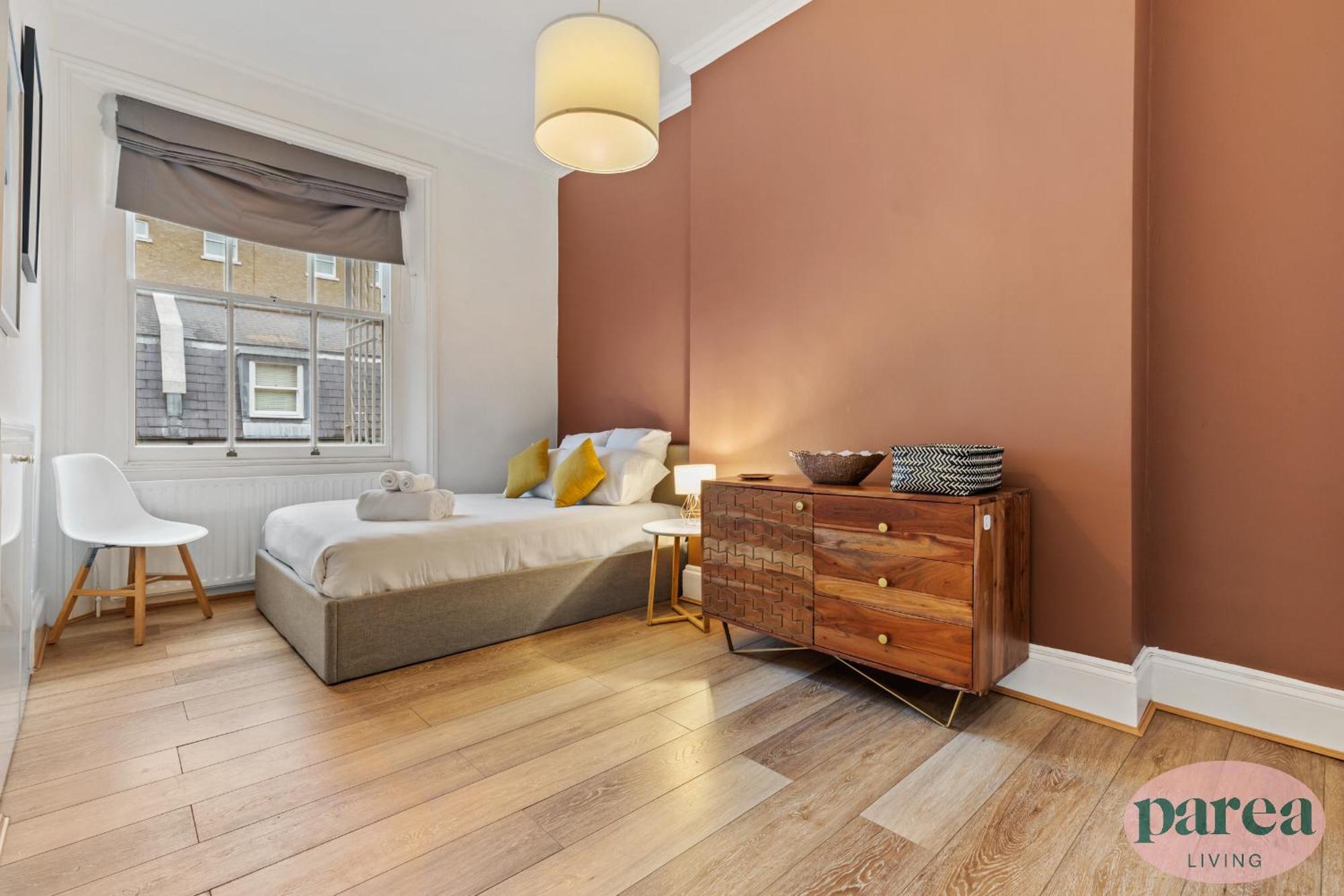 Parea Living - South Kensington, Elegant 1-bedroom Flat, Wfh Desk Apartment