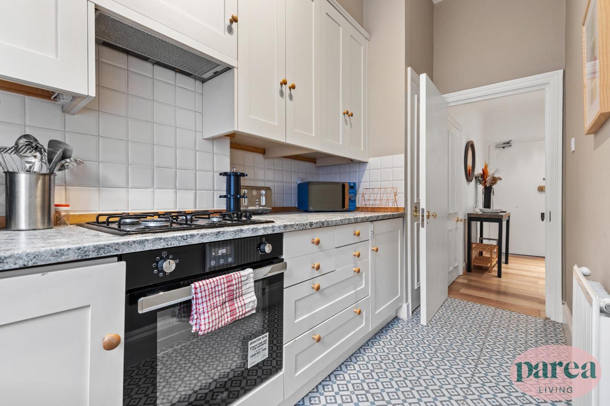 Parea Living - South Kensington, Elegant 1-bedroom Flat, Wfh Desk Apartment London