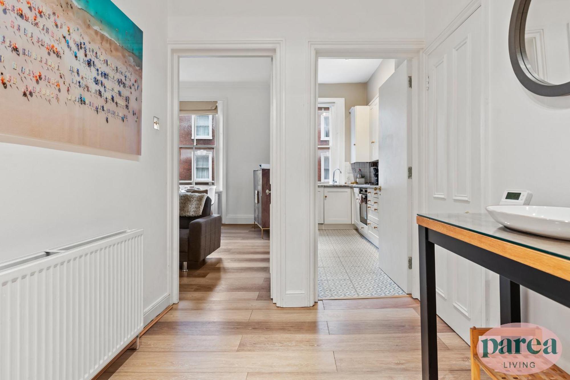 Parea Living - South Kensington, Elegant 1-bedroom Flat, Wfh Desk Apartment