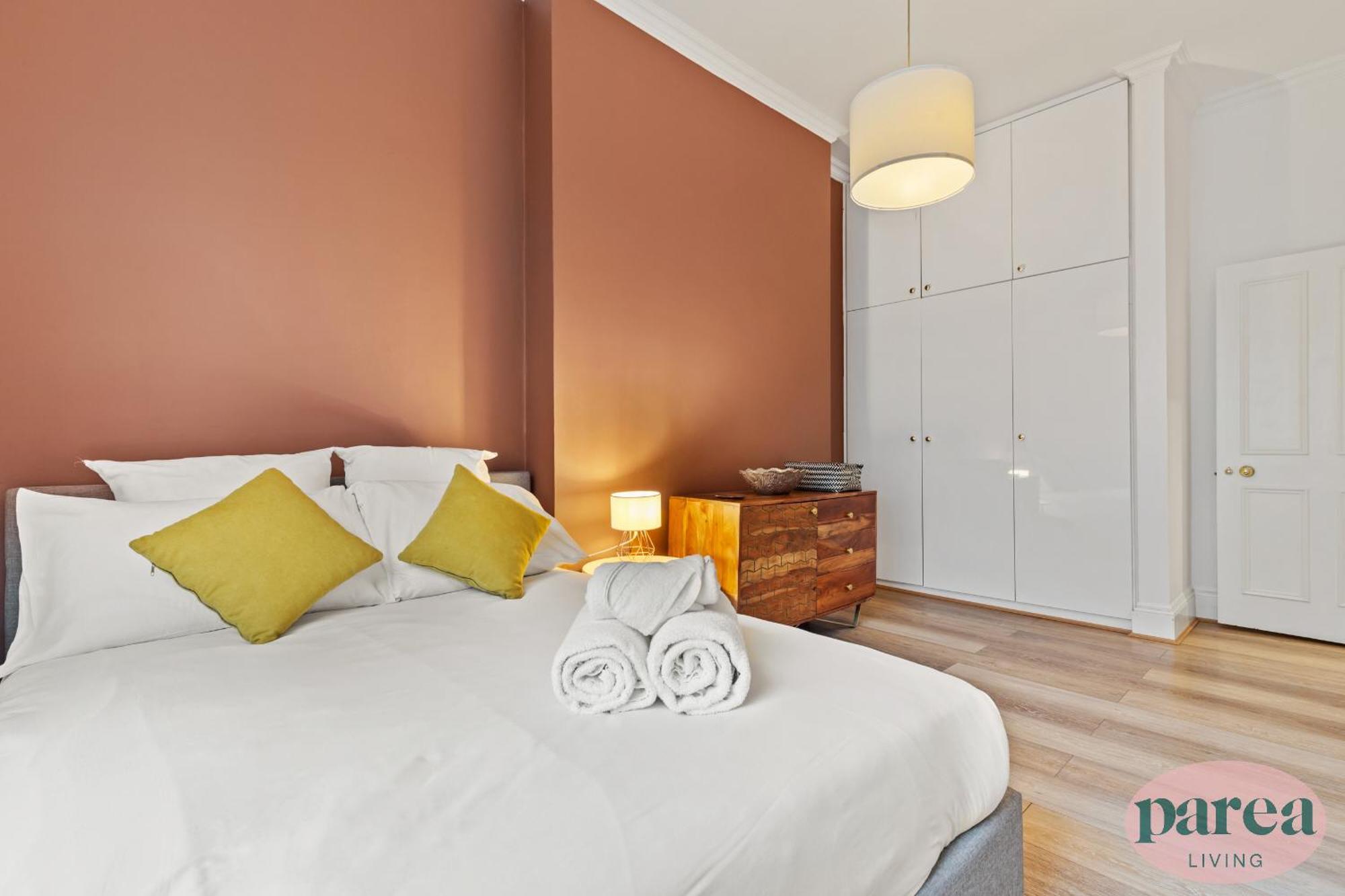 Parea Living - South Kensington, Elegant 1-bedroom Flat, Wfh Desk Apartment London