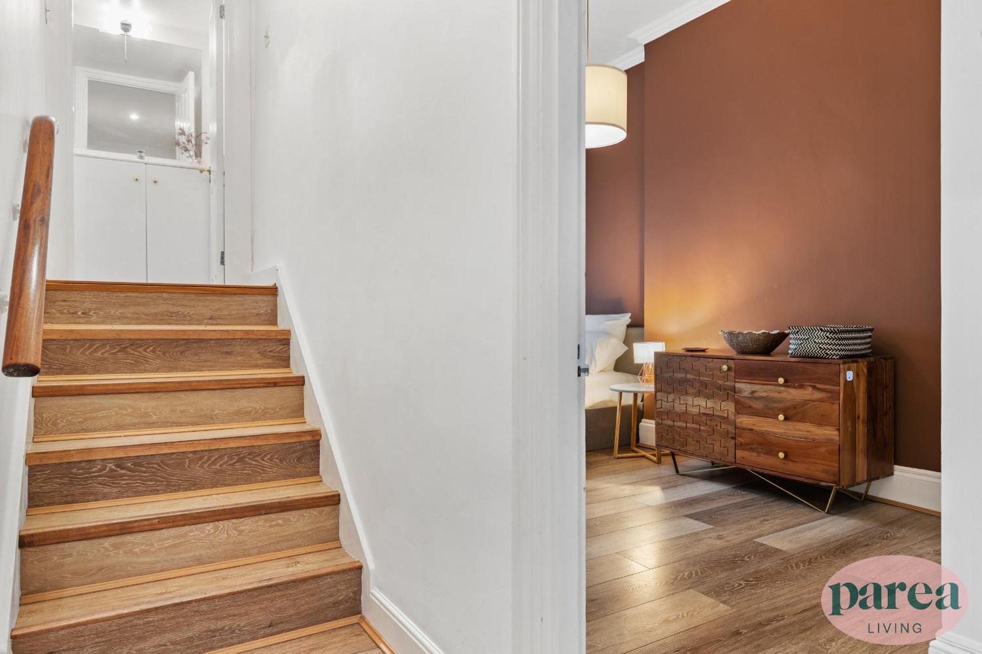 Parea Living - South Kensington, Elegant 1-bedroom Flat, Wfh Desk Apartment